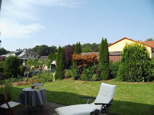 Schönes gepflegtes Einfamilienhaus mit großem Grundstück, Terrasse, Panoramablick und vielen Extras - Gartenansicht